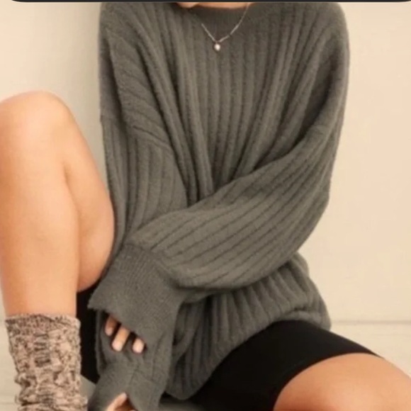 aerie Sweaters - Aerie buttercream crewneck wrist slits pullover sweater green size small